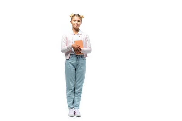 Schulkind hält Buch in der Hand und blickt in die Kamera auf weißem Hintergrund — Stockfoto