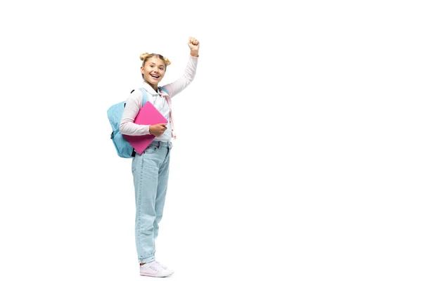 Школьник с рюкзаком и ноутбуком показывает да жест на белом фоне — стоковое фото