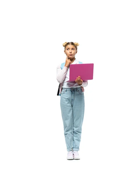 Chica pensativa con mochila que sostiene el ordenador portátil sobre fondo blanco - foto de stock