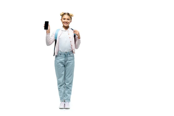 Школьник показывает пальцем на смартфон на белом фоне — стоковое фото