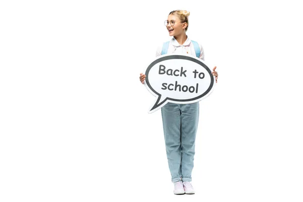 Mädchen mit Rucksack hält Sprechblase mit Schulrückenaufdruck auf weißem Hintergrund — Stockfoto
