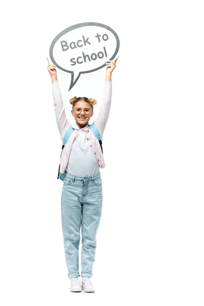 Menina em óculos com mochila segurando bolha de fala com as costas para a escola lettering no fundo branco — Fotografia de Stock
