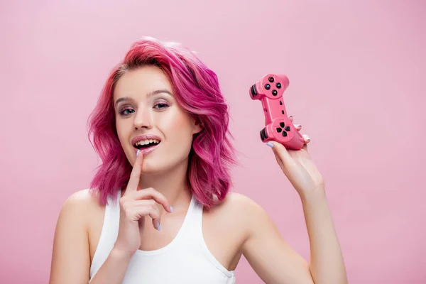 KYIV, UKRAINE - 29 JUILLET 2020 : jeune femme aux cheveux colorés tenant joystick isolé sur rose — Photo de stock