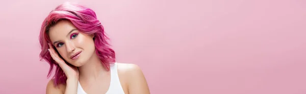 Молода жінка з барвистим волоссям і макіяжем, ізольована на рожевому, панорамному пострілі. — стокове фото