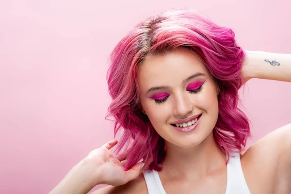 Jovem com cabelo colorido e maquiagem sorrindo isolado em rosa — Fotografia de Stock