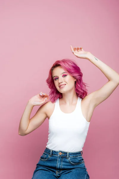 Mujer joven con el pelo colorido posando aislado en rosa - foto de stock