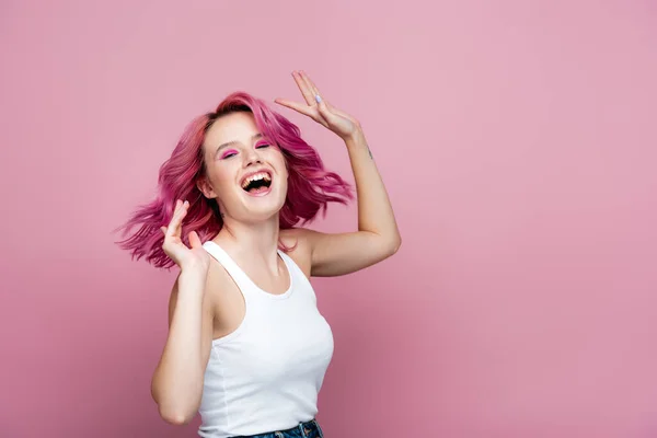 Jovem mulher com cabelo colorido regozijo isolado em rosa — Fotografia de Stock