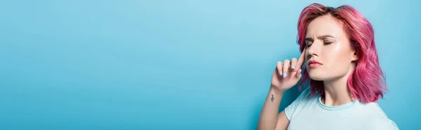 Jeune femme réfléchie avec les cheveux roses et tatouage sur fond bleu, plan panoramique — Photo de stock