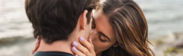 Website header of woman kissing boyfriend on sea coast — Stock Photo