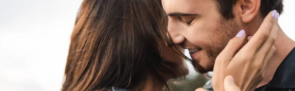 En-tête de site Web de femme brune toucher petit ami en plein air — Photo de stock