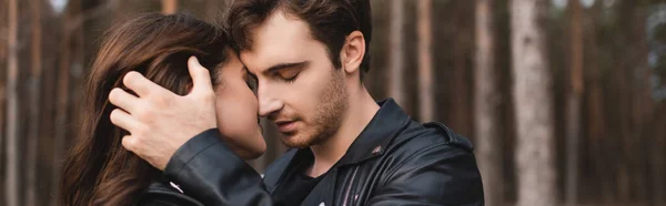 Vue panoramique de l'homme touchant et embrassant la femme dans la forêt — Photo de stock