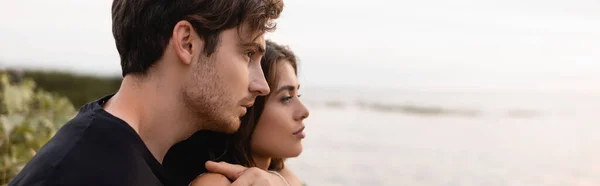 Website-Header von Mann umarmt Freundin beim Blick aufs Meer — Stockfoto