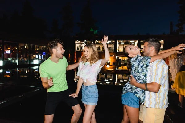 Les jeunes dansent pendant la fête en plein air la nuit — Photo de stock