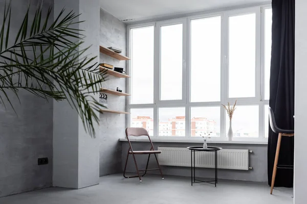 Modernes Wohninterieur mit Stühlen und Couchtisch — Stockfoto