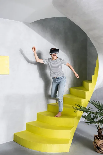 Frau in Virtual-Reality-Headset stürzt Treppe hinunter — Stockfoto