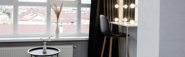 Панорамный снимок интерьера студии и зеркала с лампочками — стоковое фото