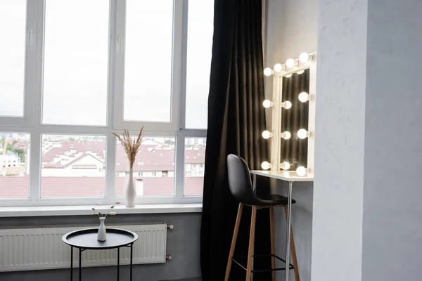 Studio intérieur avec table basse et miroir avec ampoules — Photo de stock