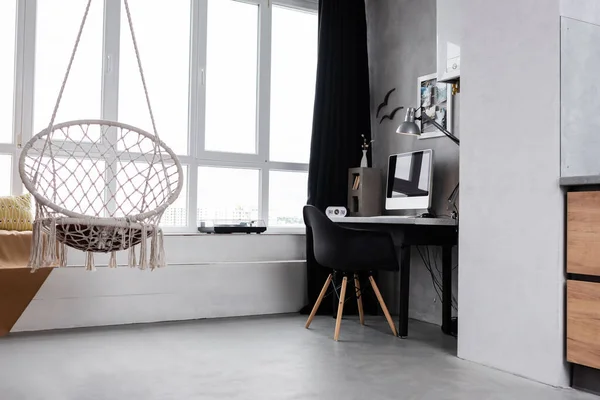 Spacieux intérieur de travail avec ordinateur et chaise suspendue — Photo de stock