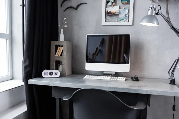Local de trabalho com computador e decoração e lâmpada na mesa — Fotografia de Stock