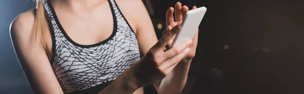 Foto panorámica de la deportista usando el teléfono celular - foto de stock