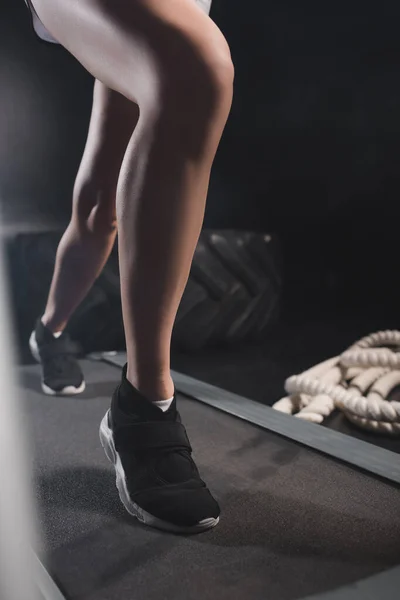 Ausgeschnittene Ansicht einer Sportlerin, die auf Laufband im Sportzentrum läuft — Stockfoto