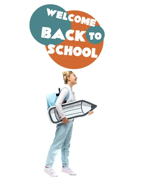 Ребенок с рюкзаком держит бумажный карандаш рядом Добро пожаловать обратно в школу иллюстрации на белом — стоковое фото