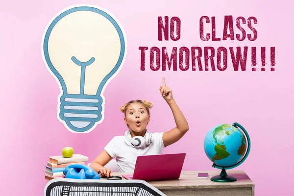 Excited schoolkid having idea near gadgets, paper artwork and no class tomorrow lettering on pink background — Stock Photo