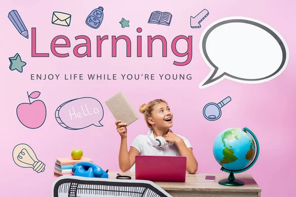 Schulmädchen mit Buch und Blick auf leere Sprechblase in der Nähe von Gadgets, Globus und Lernen, genießen Sie das Leben, während Sie jung sind Schriftzug auf rosa — Stockfoto