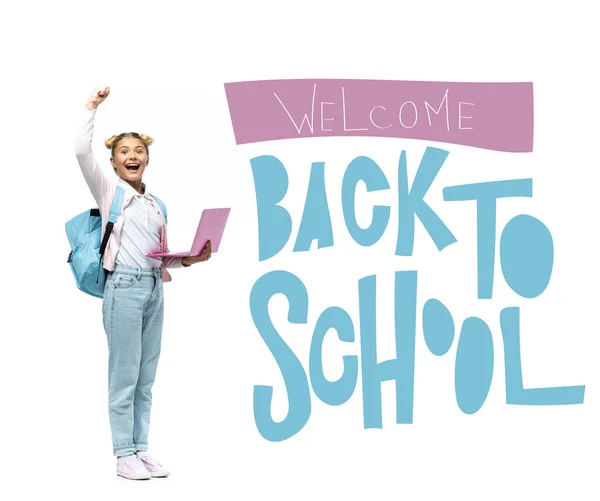 Écolière avec ordinateur portable et sac à dos montrant geste ouais presque bienvenue à nouveau à l'école lettrage sur blanc — Photo de stock