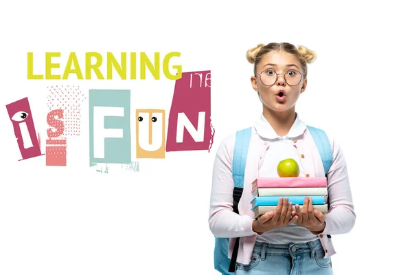 Estudante chocado segurando maçã e livros perto de aprender é divertido lettering no branco — Fotografia de Stock