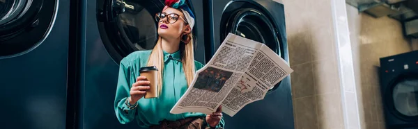 Trendfrau in Brille und Turban mit Pappbecher und Zeitung im Waschsalon, Banner — Stockfoto