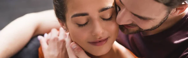 Homme réactif étreignant femme bien-aimée avec les yeux fermés, bannière — Photo de stock