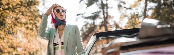 Elegante donna guardando lontano vicino cabriolet auto all'aperto, banner — Foto stock