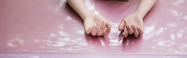 Visão parcial das mãos femininas no capô do carro, banner — Fotografia de Stock