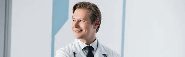 Website-Header des Arztes, der in Klinik wegschaut — Stockfoto