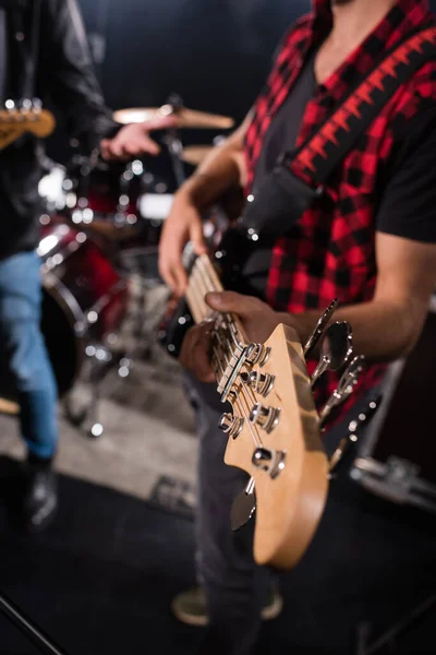 KYIV, UCRAINA - 25 AGOSTO 2020: Vista ritagliata del musicista con chitarra elettrica su sfondo sfocato — Foto stock