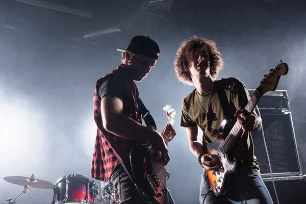 KYIV, UCRAINA - 25 AGOSTO 2020: Musicisti che suonano chitarre elettriche vicino alla batteria durante le prove della rock band — Foto stock