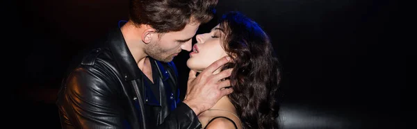 Homem apaixonado tocando pescoço namorada, enquanto olha para os lábios em preto, banner — Fotografia de Stock