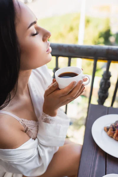 Bella donna bruna che beve caffè ad occhi chiusi — Foto stock