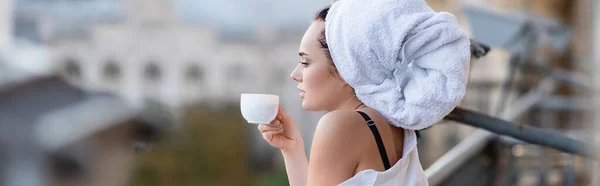 Jeune femme sexy avec serviette sur la tête boire du thé, bannière horizontale — Photo de stock
