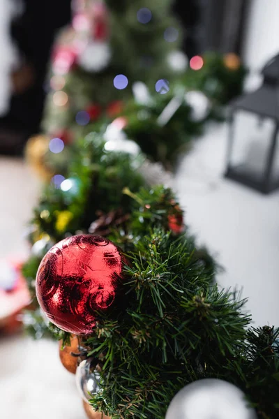 Selektiver Fokus der roten Weihnachtskugel auf Tannenzweig — Stockfoto