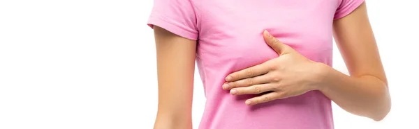 Plan panoramique d'une jeune femme touchant un sein isolé sur du blanc, concept de cancer du sein — Photo de stock