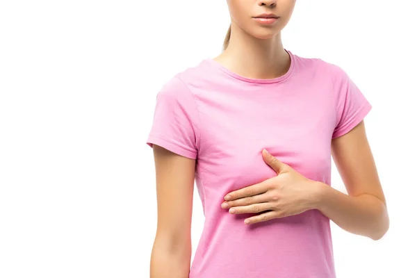 Vista recortada de la mujer joven con la mano en el pecho aislado en blanco, concepto de cáncer de mama - foto de stock