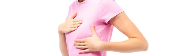 Panoramaorientierung der Frau im rosa T-Shirt, die die Brust isoliert auf Weiß berührt — Stockfoto