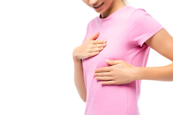 Vista ritagliata della donna in t-shirt rosa toccando il seno isolato su bianco — Foto stock