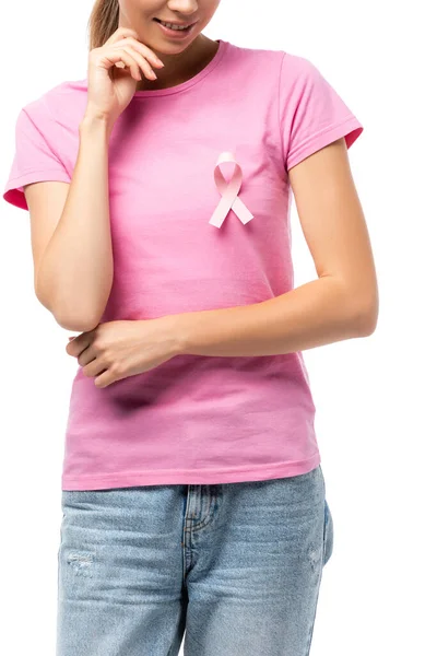 Vue recadrée de la femme avec ruban rose de sensibilisation au cancer du sein sur t-shirt isolé sur blanc — Photo de stock