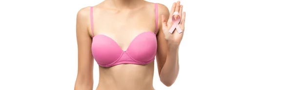 Colpo panoramico di donna in reggiseno con nastro di consapevolezza del cancro al seno isolato su bianco — Foto stock