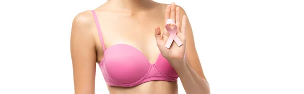 Image horizontale d'une jeune femme en soutien-gorge rose tenant un ruban de sensibilisation au cancer du sein isolé sur blanc — Photo de stock