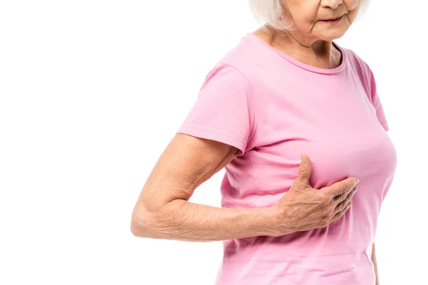 Ausgeschnittene Ansicht einer Seniorin, die ihre Brust isoliert auf weißem Grund berührt, Konzept von Brustkrebs — Stockfoto