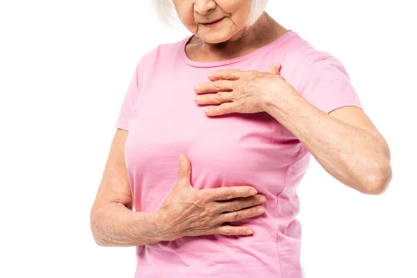 Vue recadrée d'une femme âgée touchant un sein isolé sur du blanc, concept de cancer du sein — Photo de stock